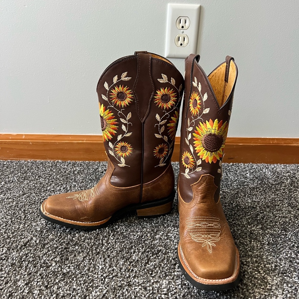 Brown Embroidered COWGIRL BOOTS